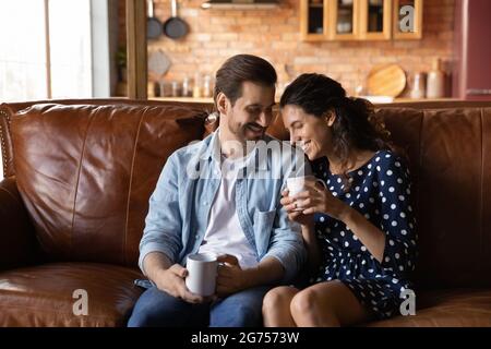 Glückliches Paar, das morgens Kaffee zusammen zu Hause trinkt Stockfoto