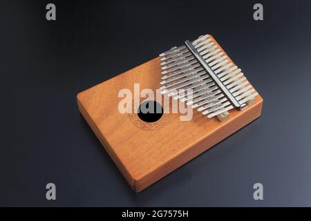 Kalimba, ein akustisches Musikinstrument aus afrika und sein Softcover bei Black Background Stockfoto