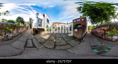 360 Grad Panorama Ansicht von Norwich, Norfolk Großbritannien – Juli 04 2021. Vollständiges, kugelförmiges, nahtloses Panorama mit 360-Grad-Winkel des Madder Market Theatre in einer äquivalrechteckigen Projektion