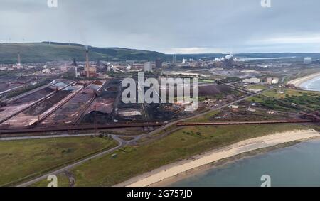 Editorial Aberavon, Großbritannien - 9. Juli 2021: Luftaufnahme des TATA-Stahlwerks in Port Talbot, Großbritannien Stockfoto