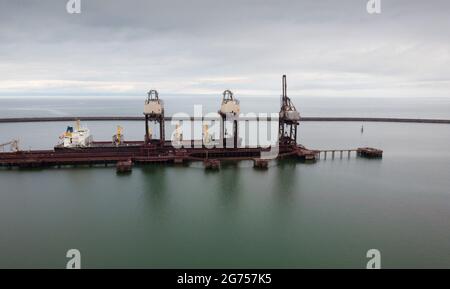 Editorial Aberavon, Großbritannien - 9. Juli 2021: Ein Schiff entlädt seine Ladung im TATA-Stahlwerk in Port Talbot, Großbritannien. Stockfoto