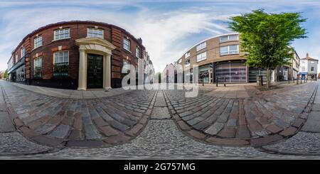 360 Grad Panorama Ansicht von Norwich, Norfolk Großbritannien – Juli 04 2021. Vollständige sphärische, nahtlose Panorama-Ansicht von Pottergate in 360-Grad-Winkel in gleicheckiger Projektion. VR AR-Inhalte