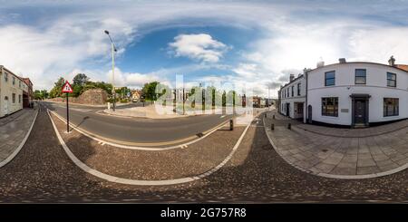 360 Grad Panorama Ansicht von Norwich, Norfolk Großbritannien – Juli 04 2021. Vollständiges, kugelförmiges, nahtloses Panorama mit 360-Grad-Ansicht der Rose Lane und der Kreuzung in der Nähe des Eingangs zum Schloss