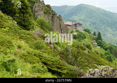 Kozya stena Chalet im UNESCO Biosphärenreservat, Troyan Balkan, Bulgarien. Es liegt an der Europäischen Fußgängerstraße E-3 oder E3 Path. Stockfoto