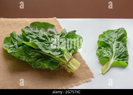 Balkan-Küche. Blitva (Mangold Leaves) - beliebtes Blattgemüse auf weißem Tisch Stockfoto