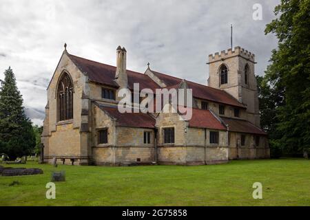 Dieses phantasievolle Kirchenbild basiert auf der St. Andrew's Church in Bishopsthorpe, Yorkshire. Himmel und einige Hintergrunddetails wurden geändert. Stockfoto