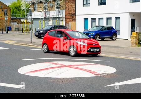 Dedworth, Windsor, Britannien. Juli 2021. Eine Reihe von Mini-Kreisverkehren in Dedworth, Windsor, wurden mit einem roten Kreuz bemalt, das wie die englische Flagge von St. George vor dem UEFA Euro 2020-Finale heute Abend zwischen England und Italien aussieht. Arbeiter für den Royal Borough of Windsor und Maidenhead kamen und bemalten die roten Kreuze, aber sie sind wieder erschienen. Quelle: Maureen McLean/Alamy Live News Stockfoto