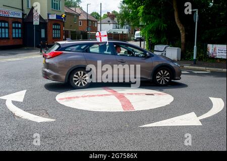 Dedworth, Windsor, Britannien. Juli 2021. Eine Reihe von Mini-Kreisverkehren in Dedworth, Windsor, wurden mit einem roten Kreuz bemalt, das wie die englische Flagge von St. George vor dem UEFA Euro 2020-Finale heute Abend zwischen England und Italien aussieht. Arbeiter für den Royal Borough of Windsor und Maidenhead kamen und bemalten die roten Kreuze, aber sie sind wieder erschienen. Quelle: Maureen McLean/Alamy Live News Stockfoto