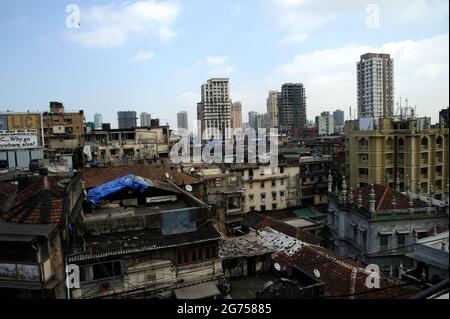 Mumbai; Maharashtra; Indien-Asien; März; 2015 : Alte Lehmdachhäuser und neue moderne Türme im Hintergrund Blick von der Mahamadali Road Bombay Stockfoto