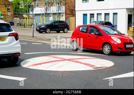 Dedworth, Windsor, Britannien. Juli 2021. Eine Reihe von Mini-Kreisverkehren in Dedworth, Windsor, wurden mit einem roten Kreuz bemalt, das wie die englische Flagge von St. George vor dem UEFA Euro 2020-Finale heute Abend zwischen England und Italien aussieht. Arbeiter für den Royal Borough of Windsor und Maidenhead kamen und bemalten die roten Kreuze, aber sie sind wieder erschienen. Quelle: Maureen McLean/Alamy Live News Stockfoto