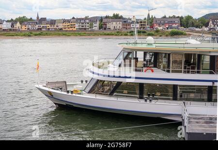 Die Fähre liegt in Linz am Rhein und wartet auf die Passagiere Stockfoto