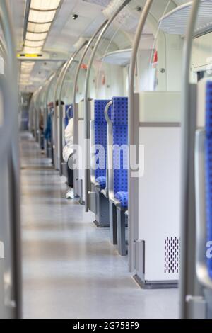 Mittelgang und leere Sitzreihen in einem Bus Stockfoto