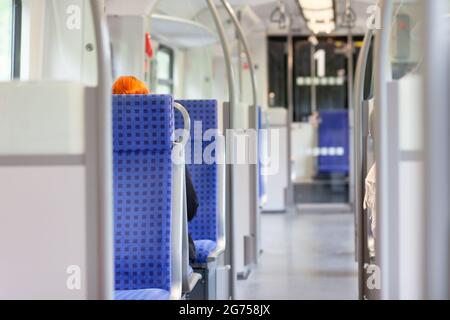 Mittelgang und leere Sitzreihen in einem Bus Stockfoto