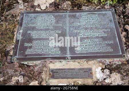 Gedenktafel auf dem Markierungsstein zur Erinnerung an Henry Tudors Landung an der Küste in Pembrokeshire im Jahr 1485 auf dem Pembroke-Küstenpfad, Wales, Großbritannien Stockfoto