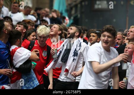 London, England, Großbritannien. Juli 2021. England-Fans feiern früh im Londoner West End vor dem EM 2020-Finale gegen Italien. Kredit: Tayfun Salci/ZUMA Wire/Alamy Live Nachrichten Stockfoto