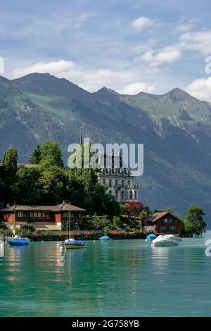 Seeburg - ehemaliges Schloss am Brienzersee im schweizer Dorf Iseltwald, Schweiz. In einem malerischen kleinen Dorf am Brienzersee - den Schweizer Alpen - Stockfoto