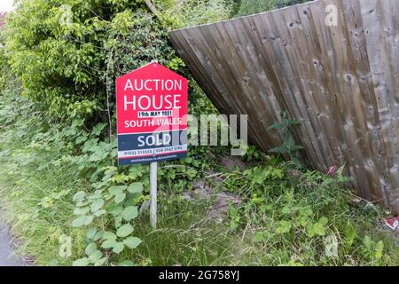 Haus Auktionsschild verkauft für Grundstück in ländlichen Dorf, Llanfoist, Wales, Großbritannien Stockfoto