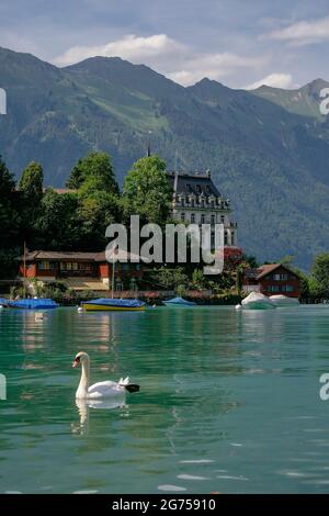 Seeburg - ehemaliges Schloss am Brienzersee im schweizer Dorf Iseltwald, Schweiz. In einem malerischen kleinen Dorf am Brienzersee - den Schweizer Alpen - Stockfoto