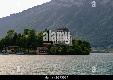 Seeburg - ehemaliges Schloss am Brienzersee im schweizer Dorf Iseltwald, Schweiz. In einem malerischen kleinen Dorf am Brienzersee - den Schweizer Alpen - Stockfoto