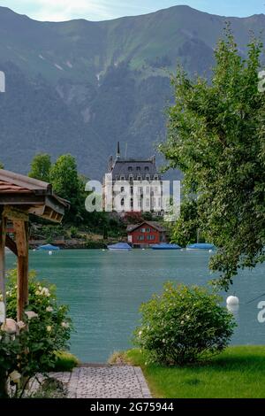 Seeburg - ehemaliges Schloss am Brienzersee im schweizer Dorf Iseltwald, Schweiz. In einem malerischen kleinen Dorf am Brienzersee - den Schweizer Alpen - Stockfoto