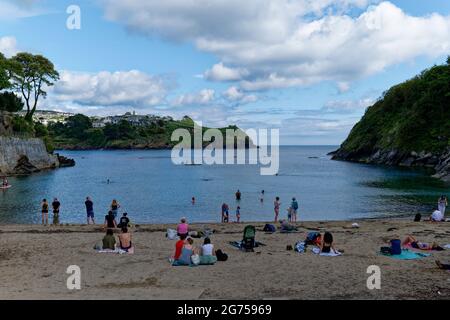 Ein schöner, milder Nachmittag am Strand von Readymoney Cove im Hafen von Fowey an der Südküste von Cornwall im äußersten Westen Englands Stockfoto