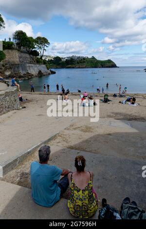 Ein schöner, milder Nachmittag am Strand von Readymoney Cove im Hafen von Fowey an der Südküste von Cornwall im äußersten Westen Englands Stockfoto