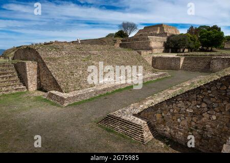 Blick auf den Ballspielplatz am Pyramidenkomplex Monte Albán in Oaxaca, Mexiko Stockfoto