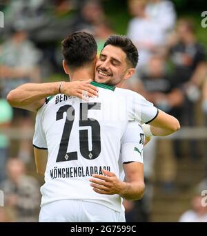 Jubel Ramy BENSEBAINI (MG) nach seinem 1:0-Tor wird von Lars STINDL (MG), Fußballtestspiel, Borussia Mönchengladbach (MG) - Viktoria Köln (VK), am 07/10/2021 in Borussia Mönchengladbach / Deutschland umarmt. Â Stockfoto