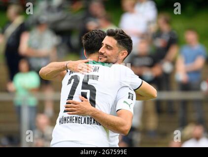 Jubel Ramy BENSEBAINI (MG) nach seinem 1:0-Tor wird von Lars STINDL (MG), Fußballtestspiel, Borussia Mönchengladbach (MG) - Viktoria Köln (VK), am 07/10/2021 in Borussia Mönchengladbach / Deutschland umarmt. Â Stockfoto