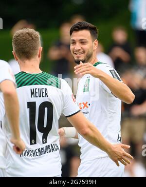 Jubel Ramy BENSEBAINI (MG) nach seinem Tor auf 1:0, l. Steffen MEUER (MG). Fußball-Testspiel, Borussia Mönchengladbach (MG) - Viktoria Köln (ZK), am 07/10/2021 in Borussia Mönchengladbach / Deutschland. Â Stockfoto