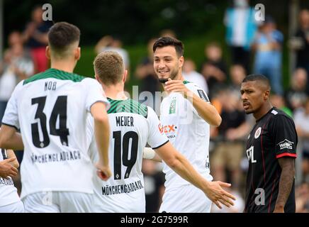 Jubel Ramy BENSEBAINI (MG) nach seinem Tor auf 1:0, l. Steffen MEUER (MG). Fußball-Testspiel, Borussia Mönchengladbach (MG) - Viktoria Köln (ZK), am 07/10/2021 in Borussia Mönchengladbach / Deutschland. Â Stockfoto