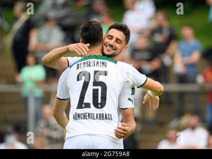 Jubel Ramy BENSEBAINI (MG) nach seinem 1:0-Tor wird von Lars STINDL (MG), Fußballtestspiel, Borussia Mönchengladbach (MG) - Viktoria Köln (VK), am 07/10/2021 in Borussia Mönchengladbach / Deutschland umarmt. Â Stockfoto