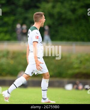 Jubel Patrick HERRMANN (MG) nach seinem Tor auf 2: 2, Fußballtestspiel, Borussia Monchengladbach (MG) - Viktoria Köln (VK), am 10. Juli 2021 in Borussia Monchengladbach / Deutschland. Â Stockfoto