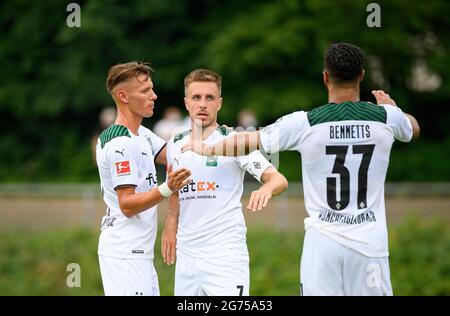 Jubel Patrick HERRMANN (MG) nach seinem Tor zu 2: 2, von links nach rechts Hannes WOLF (MG), Patrick HERRMANN (MG), Keanan BENNETTS (MG) Fußballtestspiel, Borussia Monchengladbach (MG) - Viktoria Köln (VK), am 10. Juli 2021 in Borussia Monchengladbach/Deutschland. Â Stockfoto