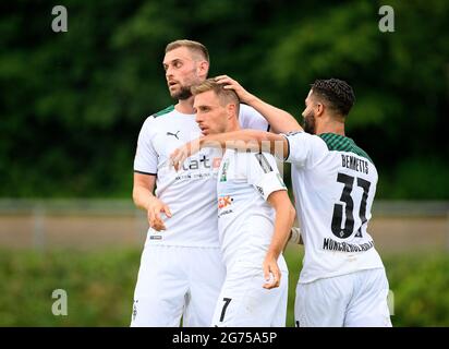 Jubel Patrick HERRMANN (MG) nach seinem Tor auf 2:2, von links nach rechts Michel LIEDER (MG), Patrick HERRMANN (MG), Keanan BENNETTS (MG) Fußballtestspiel, Borussia Monchengladbach (MG) - Viktoria Köln (VK), am 10. Juli 2021 in Borussia Monchengladbach/Deutschland. Â Stockfoto