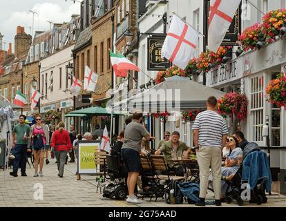 Das Essen und Trinken im Freien in der Church Street, Twickenham, wurde vor dem letzten Spiel mit englischen Flaggen für die Euro 2020 geschmückt. Stockfoto