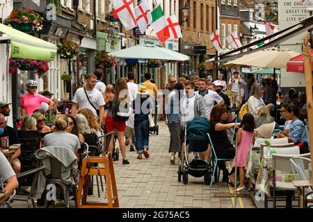 Das Essen und Trinken im Freien in der Church Street, Twickenham, wurde vor dem letzten Spiel mit englischen Flaggen für die Euro 2020 geschmückt. Stockfoto