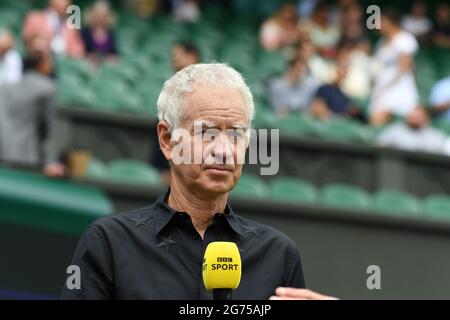 London, Großbritannien. Juli 2021. London Wimbledon Championships Day13 11/07/2021 John McEnroe ehemaliger Spieler jetzt Kommentator Credit: Roger Parker/Alamy Live News Stockfoto