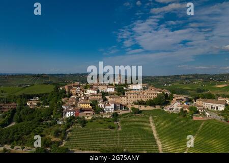 Blick, von Neive in den Langhe Hügeln, berühmt für Weinberge und Weinproduktion, Piemont, Italien Stockfoto