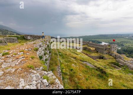 Frau, die auf den Mauern der Burg Rozafa in Shkodra, Albanien, herumläuft Stockfoto