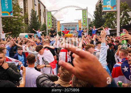 London, Großbritannien. Juli 2021. Fußball: Europameisterschaft, Italien - England, Finale im Wembley-Stadion. Zahlreiche Fans Englands feiern vor dem Stadion im Wembley Park. Quelle: Christian Charisius/dpa/Alamy Live News Stockfoto