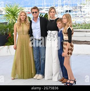 Cannes, Frankreich. Juli 2021. CANNES, FRANKREICH. 11. Juli 2021: Katheryn Winnick, Sean Penn, Dylan Penn, Beckam Crawford & Jadyn Rylee bei der Fotozelle für den Flag Day beim 74. Festival de Cannes. Bildnachweis: Paul Smith/Alamy Live News Credit: Paul Smith/Alamy Live News Stockfoto