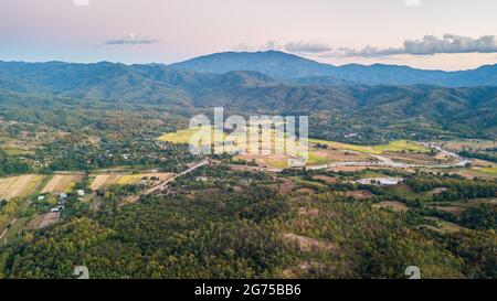 Luftbild Pai Stadt. Pai ist eine kleine Stadt rund um den Berg in der nordthailändischen Provinz Mae Hong Son Stockfoto