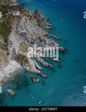 Luftaufnahme von Capo Vaticano, Kalabrien, Italien. Leuchtturm und Vorgebirge. Felsen mit Blick auf das Meer. Praia i Focu Strand und EIN Ficara Strand. Boote Stockfoto