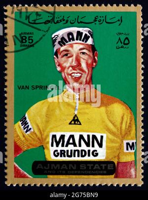 AJMAN - CIRCA 1972: Ein im Ajman gedruckter Stempel zeigt Herman van Springel, ist ein belgischer ehemaliger Road Racing Cyclist, circa 1972 Stockfoto