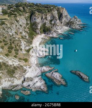 Luftaufnahme von Capo Vaticano, Kalabrien, Italien. Leuchtturm und Vorgebirge. Felsen mit Blick auf das Meer. Praia i Focu Strand und EIN Ficara Strand. Boote Stockfoto