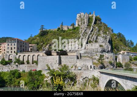 Sisteron auf dem Baume-Felsen am Ufer der Durance. Sisteron ist eine Gemeinde in der Alpes-de-Haute-Provence an der Provence-Alpes-Côte d'Azur Stockfoto