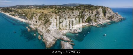Luftaufnahme von Capo Vaticano, Kalabrien, Italien. Leuchtturm und Vorgebirge. Felsen mit Blick auf das Meer. Praia i Focu Strand und EIN Ficara Strand. Boote Stockfoto