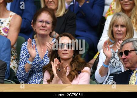 London, Großbritannien. Juli 2021. London Wimbledon Championships Day13 11/07/2021 Duchess od Cambridge watches Mens Singals Final Credit: Roger Parker/Alamy Live News Stockfoto