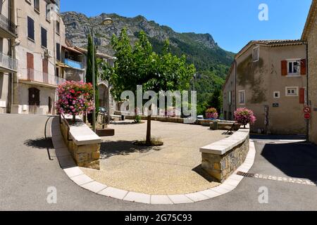 Stadt- und Geranienblüten in Sisteron, einer Gemeinde im Département Alpes-de-Haute-Provence in der Region Provence-Alpes-Côte d'Azur in Frankreich Stockfoto